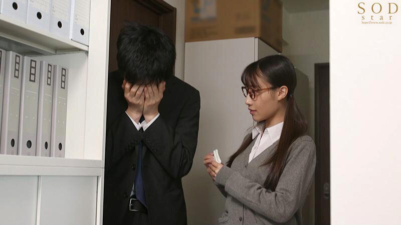 地味だけどエロそうな事務員さんに、仕事のストレスがたまった時にむっつり手コキフェラでこっそり抜いてもらっています。 斉藤帆夏 - サンプル画像 - 3