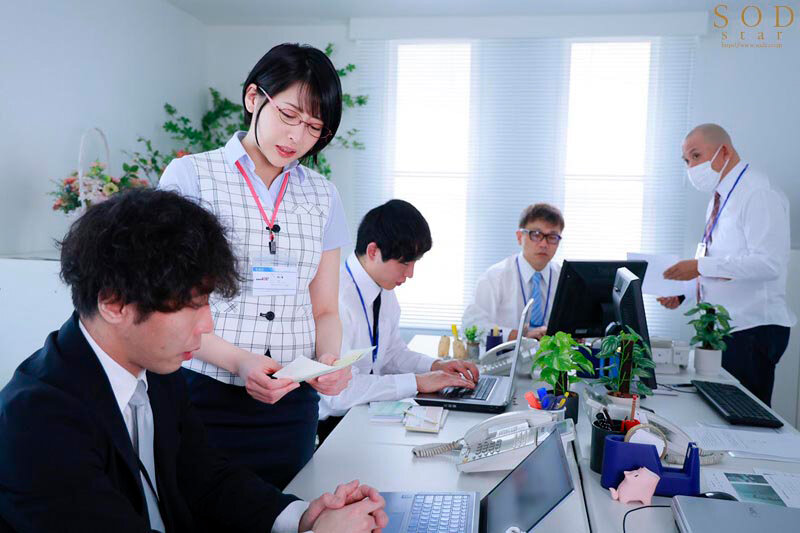 デリヘル呼んだらいつも領収書を突っ返してくる経理部の欲求不満OLと遭遇「まさか、飲食代で落とさないでくださいよ…」と言いつつ生本番させてくれ自宅でも会社でもヌいてくれる関係に 夏目響 - サンプル画像 - 14