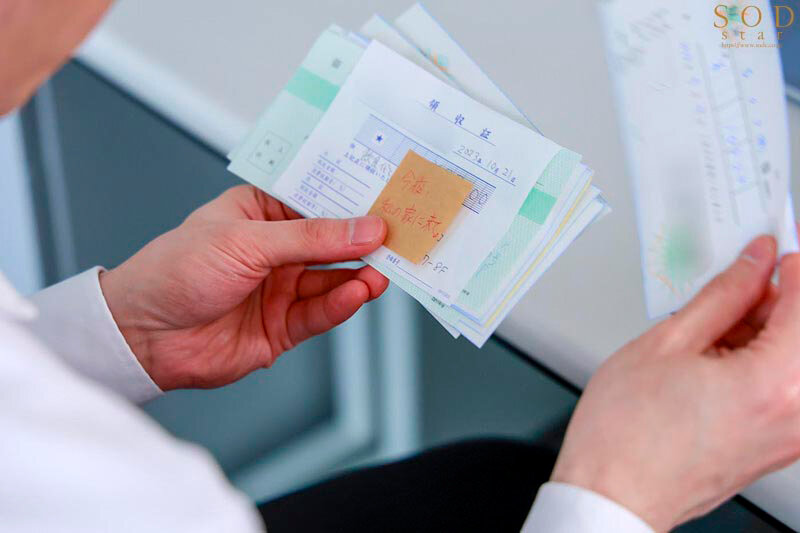 デリヘル呼んだらいつも領収書を突っ返してくる経理部の欲求不満OLと遭遇「まさか、飲食代で落とさないでくださいよ…」と言いつつ生本番させてくれ自宅でも会社でもヌいてくれる関係に 夏目響 - サンプル画像 - 16