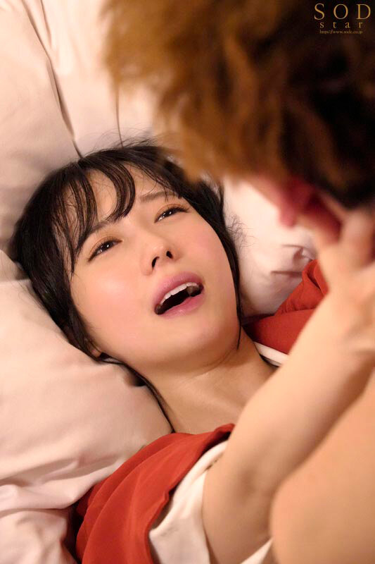 温泉旅行中の単独客やカップル 夫婦の男性を誘惑 館内で寝取りセックスをくり返す淫乱美人な若女将 小湊よつ葉 - サンプル画像 - 13