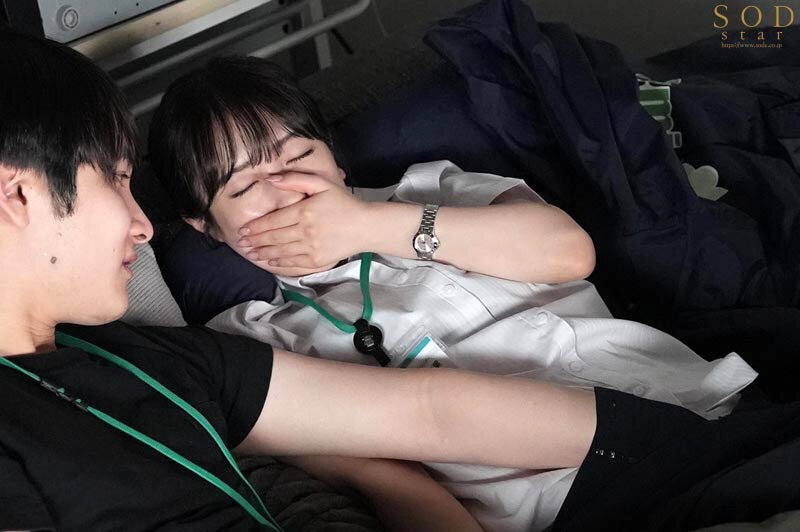 激務な報道局で働くボクが欲求不満な美人ディレクターを刺激したらエロスイッチを入れてしまい何度も誘惑されて…シャワーも浴びずに編集所に籠って汗だくセックスに明け暮れた 小湊よつ葉 - サンプル画像 - 3