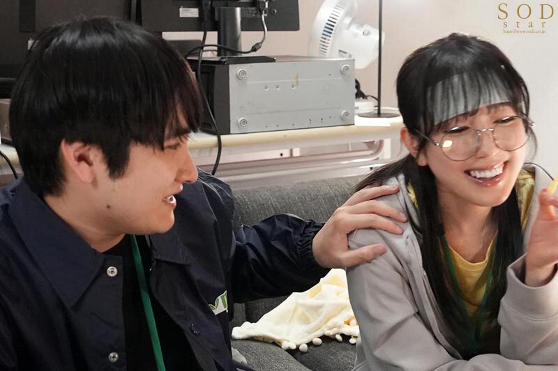 激務な報道局で働くボクが欲求不満な美人ディレクターを刺激したらエロスイッチを入れてしまい何度も誘惑されて…シャワーも浴びずに編集所に籠って汗だくセックスに明け暮れた 小湊よつ葉 - サンプル画像 - 4