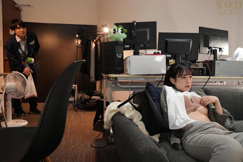 激務な報道局で働くボクが欲求不満な美人ディレクターを刺激したらエロスイッチを入れてしまい何度も誘惑されて…シャワーも浴びずに編集所に籠って汗だくセックスに明け暮れた 小湊よつ葉 - サンプル画像 - 5