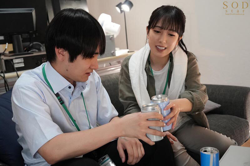 激務な報道局で働くボクが欲求不満な美人ディレクターを刺激したらエロスイッチを入れてしまい何度も誘惑されて…シャワーも浴びずに編集所に籠って汗だくセックスに明け暮れた 小湊よつ葉 - サンプル画像 - 6