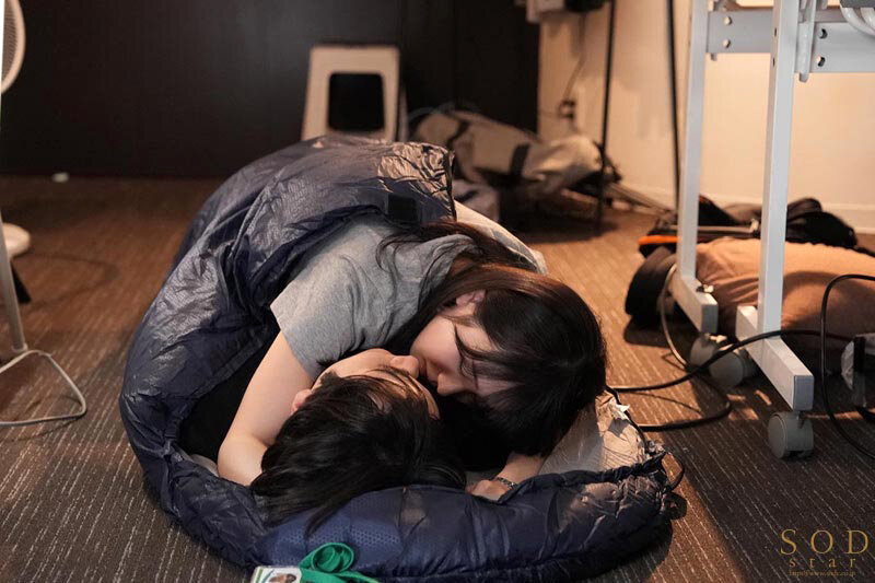 激務な報道局で働くボクが欲求不満な美人ディレクターを刺激したらエロスイッチを入れてしまい何度も誘惑されて…シャワーも浴びずに編集所に籠って汗だくセックスに明け暮れた 小湊よつ葉 - サンプル画像 - 7