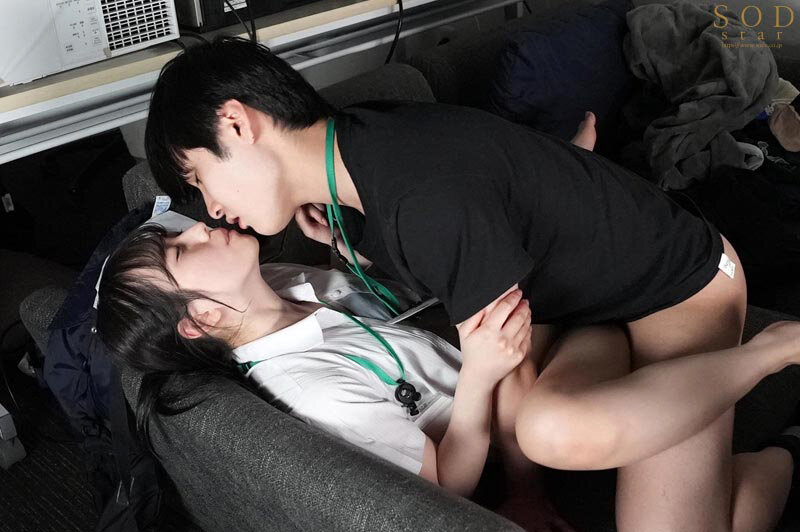 激務な報道局で働くボクが欲求不満な美人ディレクターを刺激したらエロスイッチを入れてしまい何度も誘惑されて…シャワーも浴びずに編集所に籠って汗だくセックスに明け暮れた 小湊よつ葉 - サンプル画像 - 8