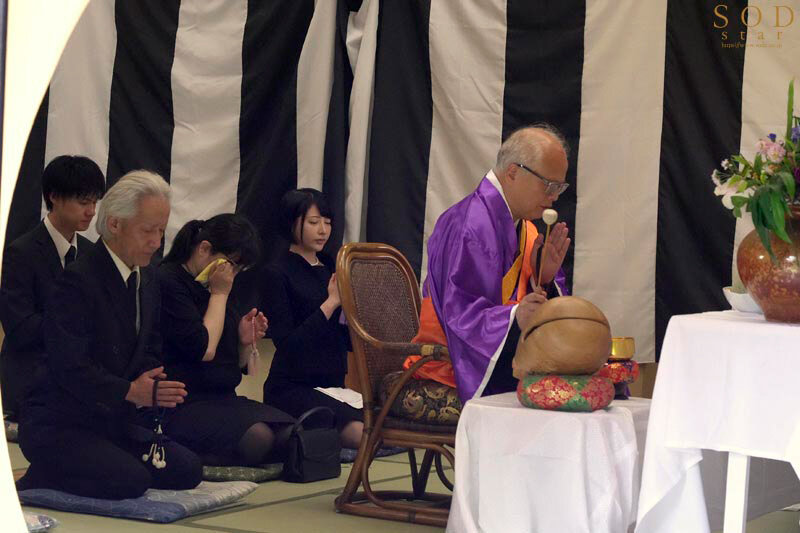 ガンギマリ喪服未亡人 葬儀会場で親戚達に媚ヤクを盛られ、2年振りの快楽にキメセク痙攣エクスタシーし続ける… 夏目響 - サンプル画像 - 3