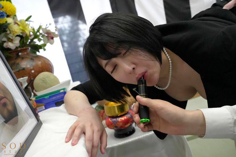 ガンギマリ喪服未亡人 葬儀会場で親戚達に媚ヤクを盛られ、2年振りの快楽にキメセク痙攣エクスタシーし続ける… 夏目響 - サンプル画像 - 5