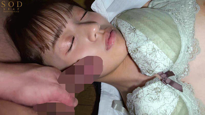 半年間隠し撮りし続けていた隣人就活生（推定 G カップ）が家の前で潰れていたので、介抱のフリをして無抵抗なカラダを臭ツバまみれになるまで舐めまわした。 葵ななせ - サンプル画像 - 12