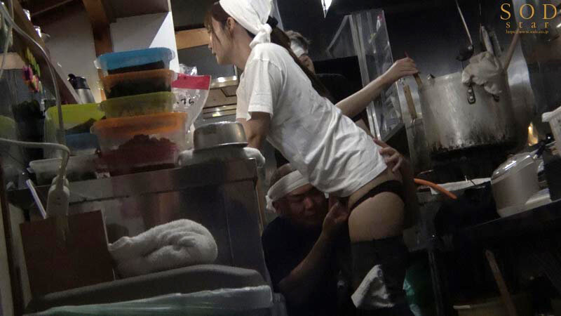 ラーメン屋唯一の女バイト、汗だくガテン系店員の性欲発散を担うセクハラOK娘。 渚恋生 - サンプル画像 - 17