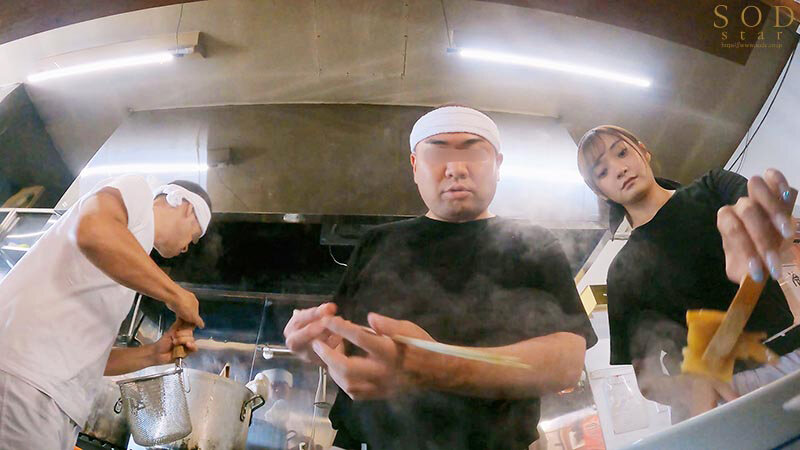 ラーメン屋唯一の女バイト、汗だくガテン系店員の性欲発散を担うセクハラOK娘。 渚恋生 - サンプル画像 - 2