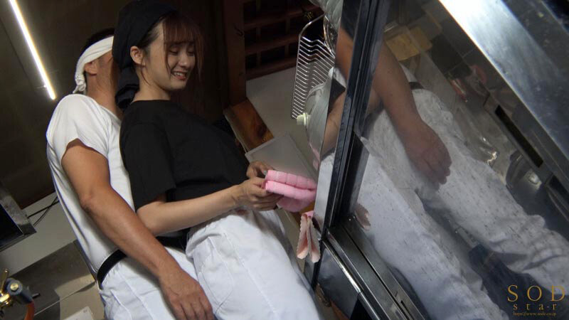 ラーメン屋唯一の女バイト、汗だくガテン系店員の性欲発散を担うセクハラOK娘。 渚恋生 - サンプル画像 - 4