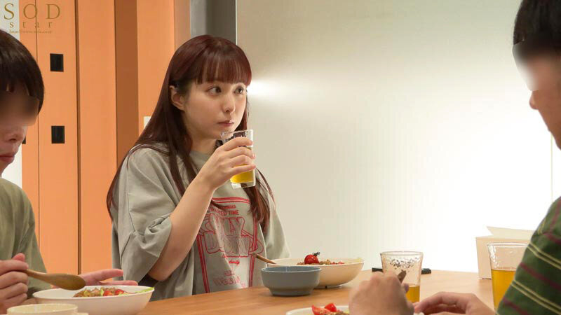 芸能人、初めての筆おろし。エロくて優しい世話焼きグラドルが、オクテ童貞くんたちをひとつ屋根の下で密着エッチにリードしまくる共同生活ドキュメント。 矢埜愛茉 - サンプル画像 - 8