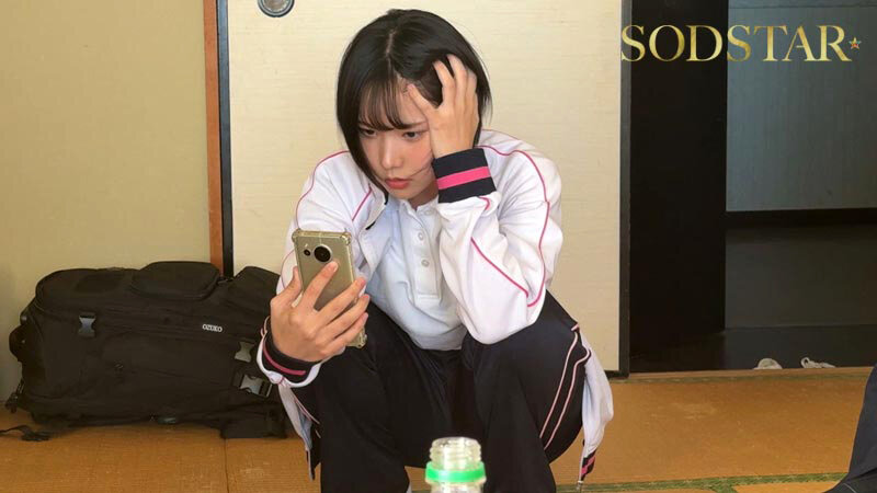 えwww修学旅行中、ボーイッシュな新人担任教師に憑依したったww 実は超敏感ムッツリ体質だった事が発覚www 俺（先生）のカラダを使って消灯後男子連中とエロいことしまくった大絶頂おふざけ記録。 柴崎はる - サンプル画像 - 4