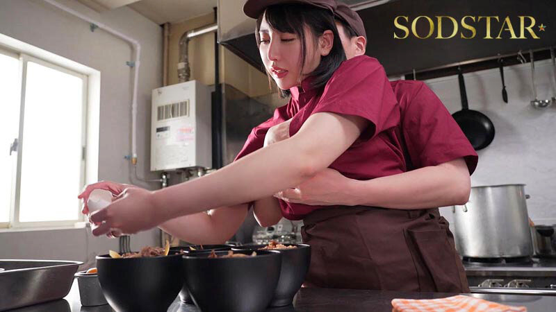 隠れ極上エロボディの牛丼チェーン店で働くパート主婦が学生バイトと避妊具なしでネチョベロ不倫中出しSEX 夏目響 - サンプル画像 - 13