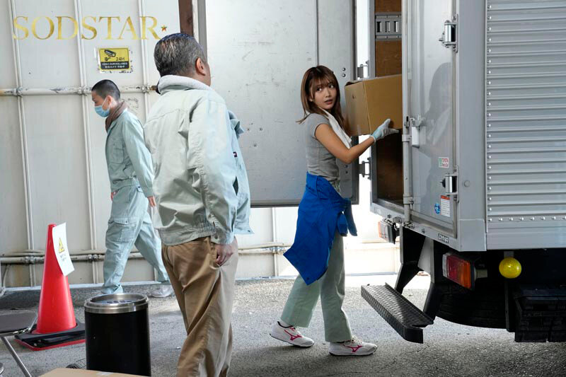 配送中NTR 既婚ベテランドライバーの配送に付いて回るうち車中でおそわれてしまった新婚人妻 星乃莉子 - サンプル画像 - 9