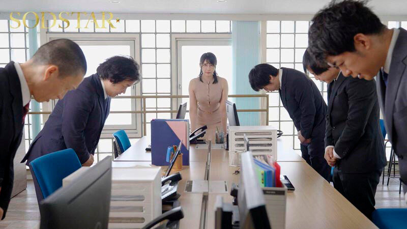 クールな外見で常にしごできオーラを放っている夏目部長 いざ下についてみるとポンコツ判明 仕事はぜんぶボクに丸投げだけど 残業後は飲みに連れてってくれ自宅で生マンまでさせてくれる とっても優しいクーデレ女上司 夏目響 - サンプル画像 - 2