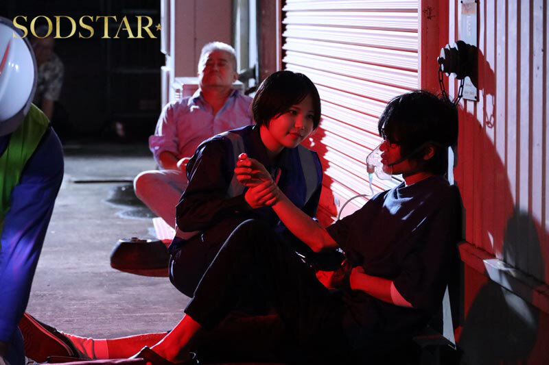 【性処理救助】避難生活で正義感あふれる災害レスキュー隊員が救助の一環として、集団中出しを受け入れるまでの1か月間 柴崎はる - サンプル画像 - 4