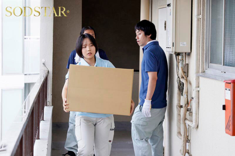 「お前、胸あるのか？」美少年系バイト女子が引っ越し現場でセクハラされまくって…汗臭上司のデカチンにイカされ続けた 柴崎はる - サンプル画像 - 3