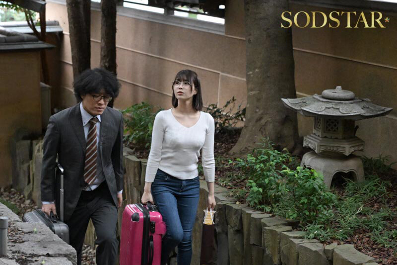 実家に嫁いできた奥さんは俺の家族が男クサさ抜群の性癖ど真ん中だったらしく、家族に忍んで全員とハメまくる絶倫人妻だったのでガテン系一家ファミリークラッシュ！ 唯井まひろ - サンプル画像 - 2