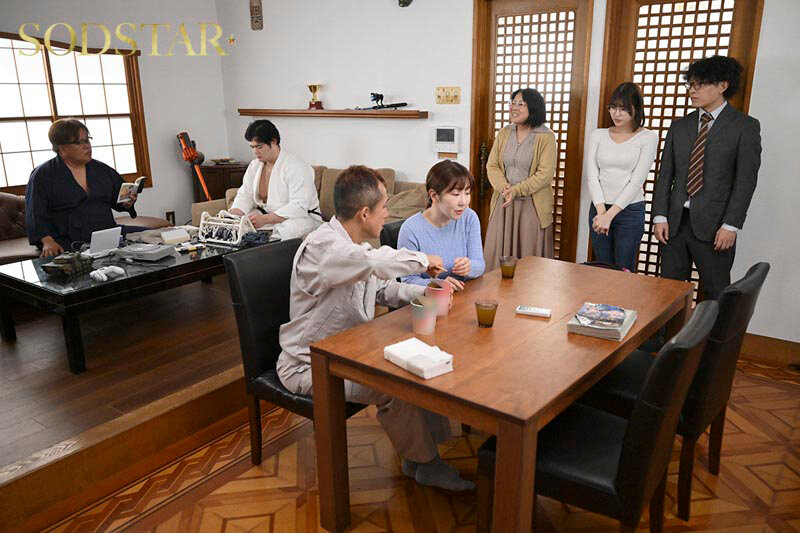 実家に嫁いできた奥さんは俺の家族が男クサさ抜群の性癖ど真ん中だったらしく、家族に忍んで全員とハメまくる絶倫人妻だったのでガテン系一家ファミリークラッシュ！ 唯井まひろ - サンプル画像 - 3