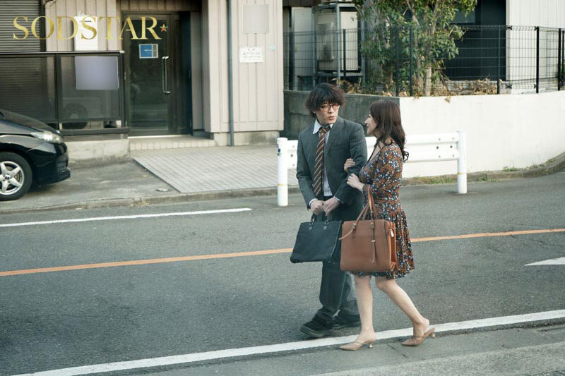 配送中NTR 既婚ベテランドライバーの配送に付いて回るうち車中でおそわれてしまった新婚人妻 本庄鈴 - サンプル画像 - 10