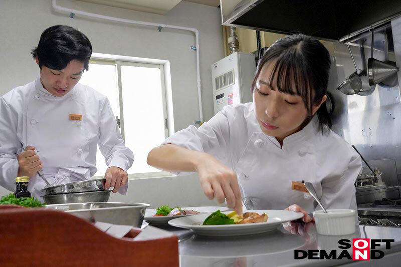 嫌がらせの低評価レビューをチラつかせてセクハラしてくる有名グルメ評論家に屈●の枕営業を強いられた元アイドルのホテルシェフ 楓きらり - サンプル画像 - 4