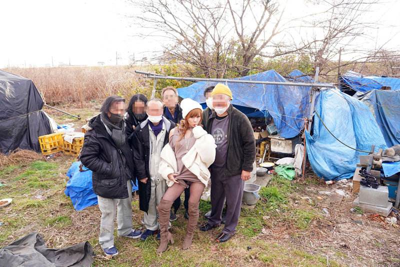 ホームレスに炊き出し！ナマ大乱交でハメまくり中出しまくり！酒淫乱天使・皇ゆずが総挿入23回！中出し19回！舌射5回！ - サンプル画像 - 2