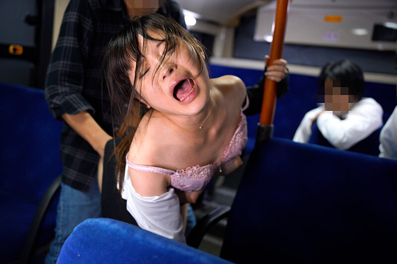 深夜急行バス・疲れ果てて眠った残業OLを車中夜●い 終点までデカチンを長時間挿入ガクイキした瞬間ミッドナイト激ピス痙攣絶頂中出し - サンプル画像 - 13
