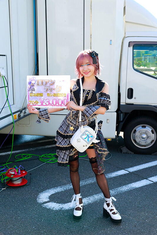 マジックミラー号 ハードボイルド 街中で客引き中の看板コンカフェ娘が乳首いじられっぱなしチクハラ接客に挑戦！乳頭をこねくり回されて乳首痙攣イキ！出禁エロ行為も断れないほど敏感になった不本意ぬるぬるオマ〇コはデカチン口説きで掟破りの生本番を受け入れてしまう… - サンプル画像 - 1