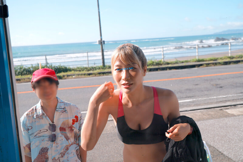 マジックミラー号ハードボイルド ビ〇トコインで一発当てたチビの俺が目前の海で高身長ビーチバレー娘をナンパ！素肌と水着の隙間にチン★コキお願い！最後は、低身長コンプレックス解消のナマ中出し！！ - サンプル画像 - 2