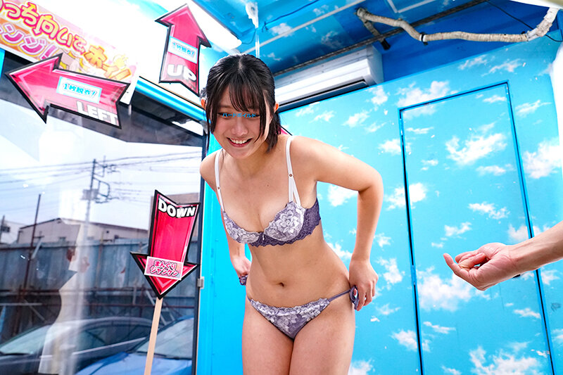 マジックミラー号ハードボイルド 街行く素人娘が脱ぎ脱ぎあっち向いてホイ対決！顔を向けた先に服を1枚脱ぐ、手コキ、フェラ、キスなどのHな罰ゲーム！先に相手を全裸にしたら勝ち！負けたら即ハメ中出し！ - サンプル画像 - 11