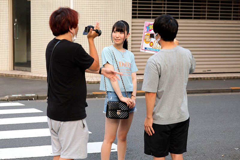 街中で声を掛けた心優しい10代娘に30分で童貞君を射精させてくれたら賞金100万円とガチナンパ！実は童貞のフリした絶倫男優のデカチンでヌルヌルま○こに激ピストン！超早漏ま○こに何度イってもガン無視で金玉がからっぽになるまで高速ピストン！連続中出し！ - サンプル画像 - 18