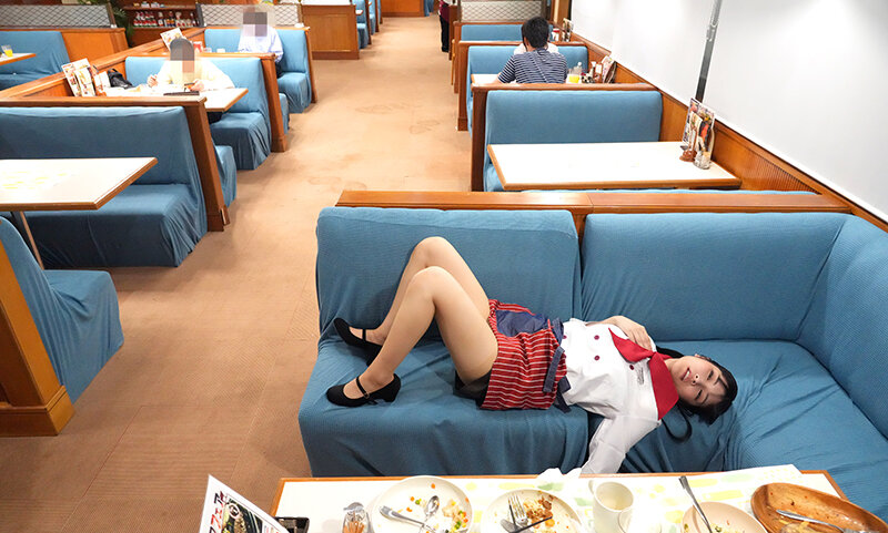 羞恥！美少女完全淫乱♀化ビッグバンローター 電圧85倍！電マ以上に強力な振動で容赦無く野外失禁させる爆弾ローターをキツマンに強●挿入されアルバイトするファミレス娘 - サンプル画像 - 6