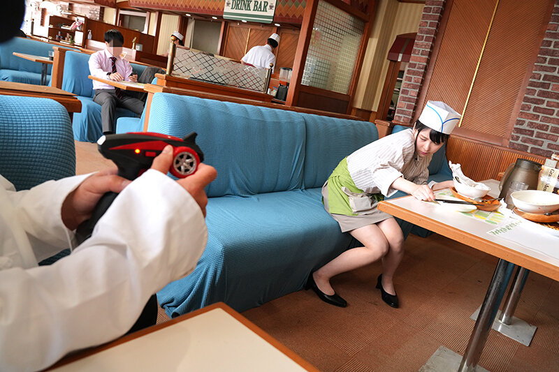 羞恥！美少女完全淫乱♀化ビッグバンローター 電圧85倍！電マ以上に強力な振動で容赦無く野外失禁させる爆弾ローターをキツマンにぬっぷり挿入され、アルバイトするファミレス・居酒屋娘 - サンプル画像 - 4