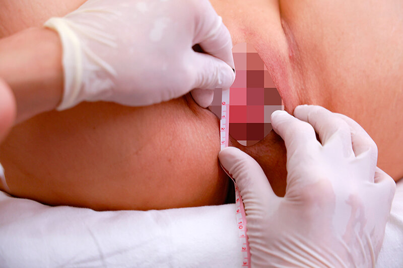 羞恥！新任女教師が学習教材にされる男子校の性教育 生徒の目の前で無遠慮な指が膣に挿入される！プライドは崩壊するが、子宮の奥から愛液があふれ出る15 - サンプル画像 - 9