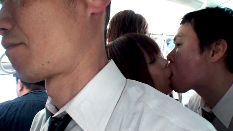 満員バスで若妻のプリ尻に勃起チ○ポを押しつけたら、夫が横にいるのに拒まなかった。 - サンプル画像 - 9