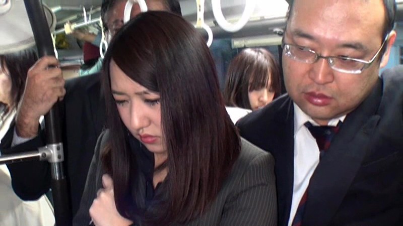 通勤バスはギュウギュウの満員で目の前には黒パンストのOLだらけ！どうしようもなく興奮しちゃった僕は生チ○コ擦りつけたら握り返してきた 3 - サンプル画像 - 15