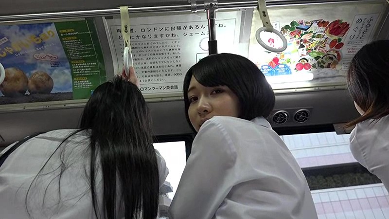 毎朝通勤途中に見かける女子校生のパンチラをチラ見してたら、気が付いた女子が恥ずかしそうにスカートを押さえて見つめ返してきた件。 - サンプル画像 - 11