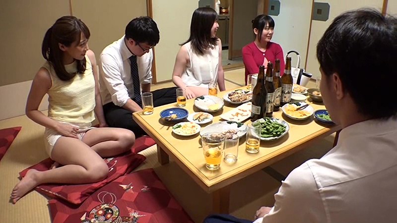同窓会で会った初恋の女は人妻になっていた 2 旦那に欲求不満の彼女は僕の勃起しすぎたチ○コを机の下で握りしめて放さない。みんなの目を盗んで店内でヤッちゃった！ - サンプル画像 - 14