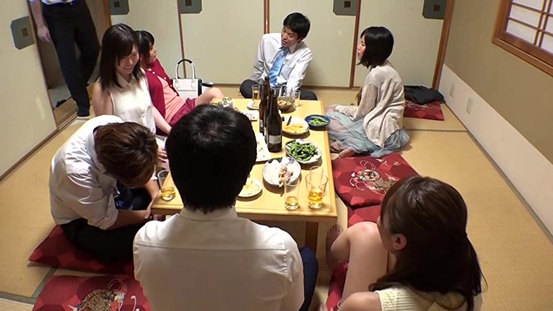 同窓会で会った初恋の女は人妻になっていた 2 旦那に欲求不満の彼女は僕の勃起しすぎたチ○コを机の下で握りしめて放さない。みんなの目を盗んで店内でヤッちゃった！ - サンプル画像 - 16