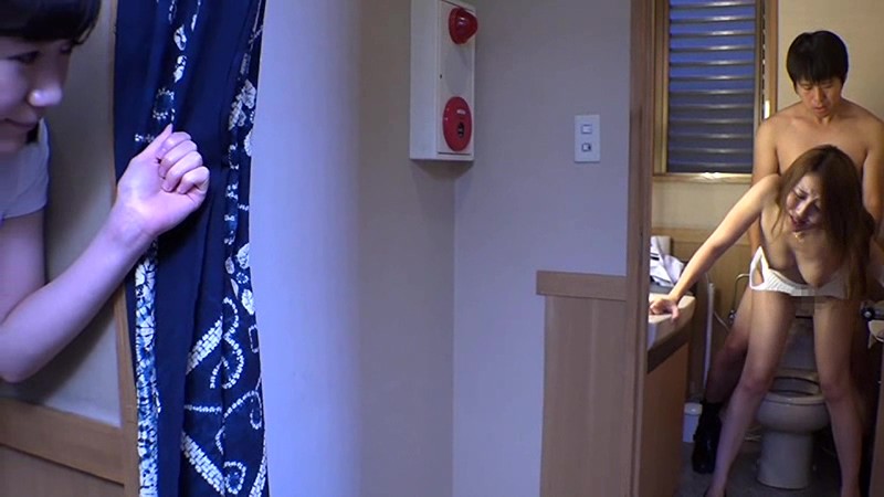 同窓会で会った初恋の女は人妻になっていた 2 旦那に欲求不満の彼女は僕の勃起しすぎたチ○コを机の下で握りしめて放さない。みんなの目を盗んで店内でヤッちゃった！ - サンプル画像 - 9