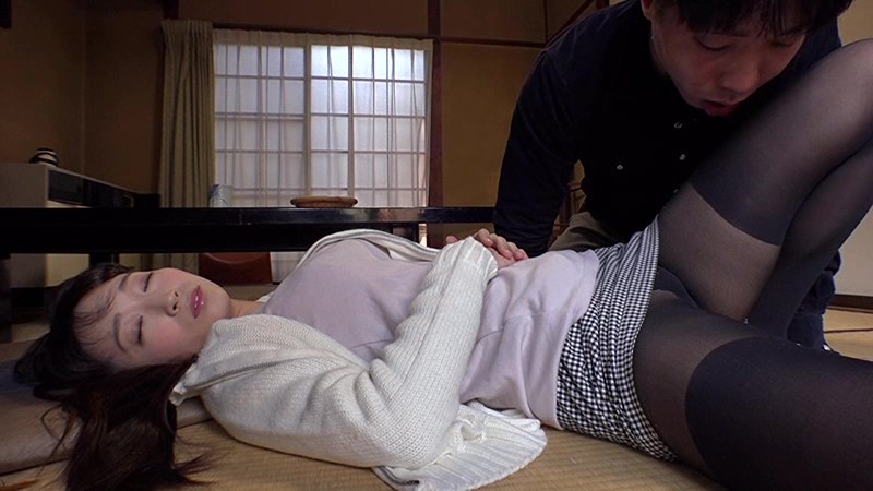 「お願いここでして！」田舎暮らしの人妻は家に居る旦那にバレないように近所の若いチ○ポとスリルを求めて玄関先や野外でドキドキSEXに燃え上がる - サンプル画像 - 7