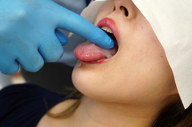 医者のモラルは崩壊、巨乳の患者さんにムラムラしちゃってセクハラ診療！！ところが？？欲情しちゃったチ○ポを欲しがる患者さんに治療のフリしてハメちゃいました！！ - サンプル画像 - 7