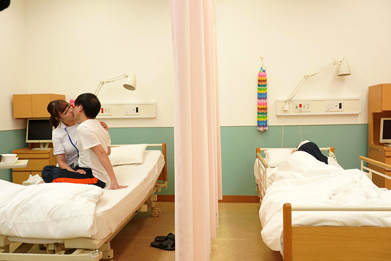 むっちり巨乳ナースたちの密着肉厚看護にフル勃起！？勃起チ○ポを我慢できない欲求不満ナースが治療のフリしてムッチリボディで誘惑してきてもう我慢できません！！ - サンプル画像 - 2