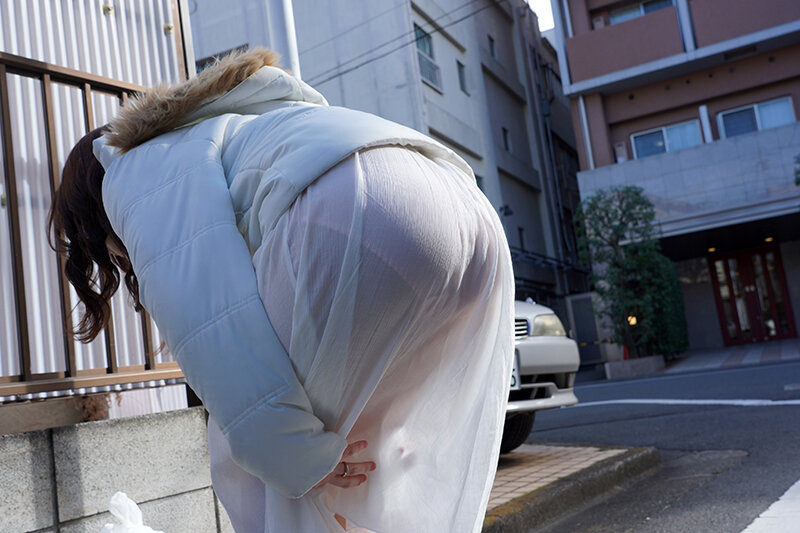 大きなお尻にパンティラインくっきりの若妻達が見せつけ誘惑してくる！こっそり見てるのがバレたらデカ尻広げてアナル舐めさせビッチに豹変してケツ穴ヒクヒク丸出しSEXでイキまくり！！ - サンプル画像 - 1