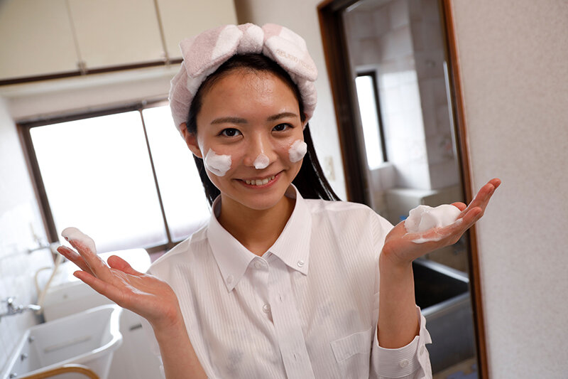 すっぴんなつはイチャラブしか勝たん 元教え子が僕の家にお泊まり！すっぴん姿に、歯磨き姿に、彼シャツ萌え袖姿に、怒った顔などなど、彼氏の僕だけが見れるカワイイなつがいっぱい！ 東條なつ - サンプル画像 - 4