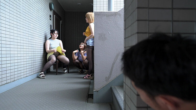 暑いからノーパンノーブラ パンストで過ごす近所のお姉さんの剛毛マン毛が見えちゃった！？エロ過ぎるパンストまん毛にムラムラしていたらスケベなお姉さんの方から誘惑してくれました！！ - サンプル画像 - 4