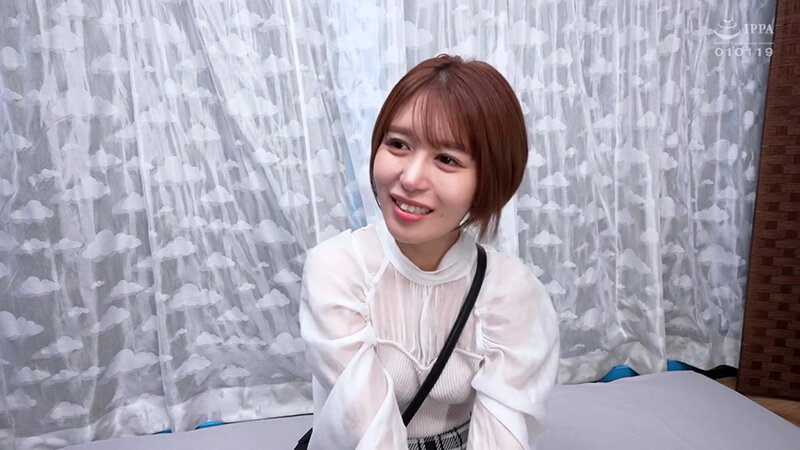 水泳部女子体育大生限定！競泳水着と美肌の隙間でチン★コキさせてもらえませんか？デカチンでオマ〇コの際ギリギリを刺激されいつの間にか火照った身体は自分から生挿入までおねだりしてしまうのか？撮って出しマジックミラー号～ひなちゃん編～ - サンプル画像 - 1