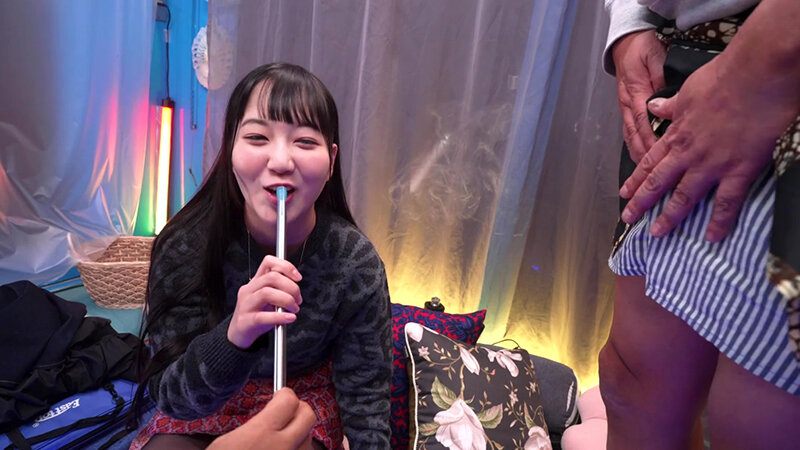 初めての移動式シーシャBar体験！興奮剤入りフレーバーで大胆になった男女が勃起したデカチンとおま〇こを擦り合わせたら素人娘は親友とSEXしてしまうのか？撮って出しマジックミラー号～まや＆けんじ編～ 葵井みずほ - サンプル画像 - 2